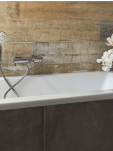 Badkamer houtlook tegels-SHOWROOMEXAMPLEORIGINAL