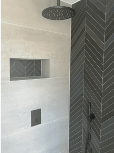 Badkamer met tegels in hongaarse punt-SHOWROOMEXAMPLEORIGINAL
